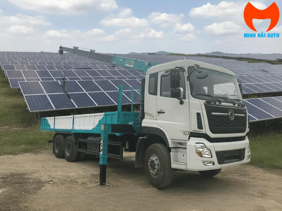 Xe tải Dongfeng ba chân gắn cẩu đỗ bên cánh đồng pin năng lượng mặt trời, cần cẩu duỗi một phần