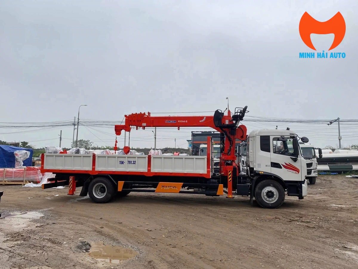 Xe tải Dongfeng gắn cẩu nhìn ngang với thùng lửng