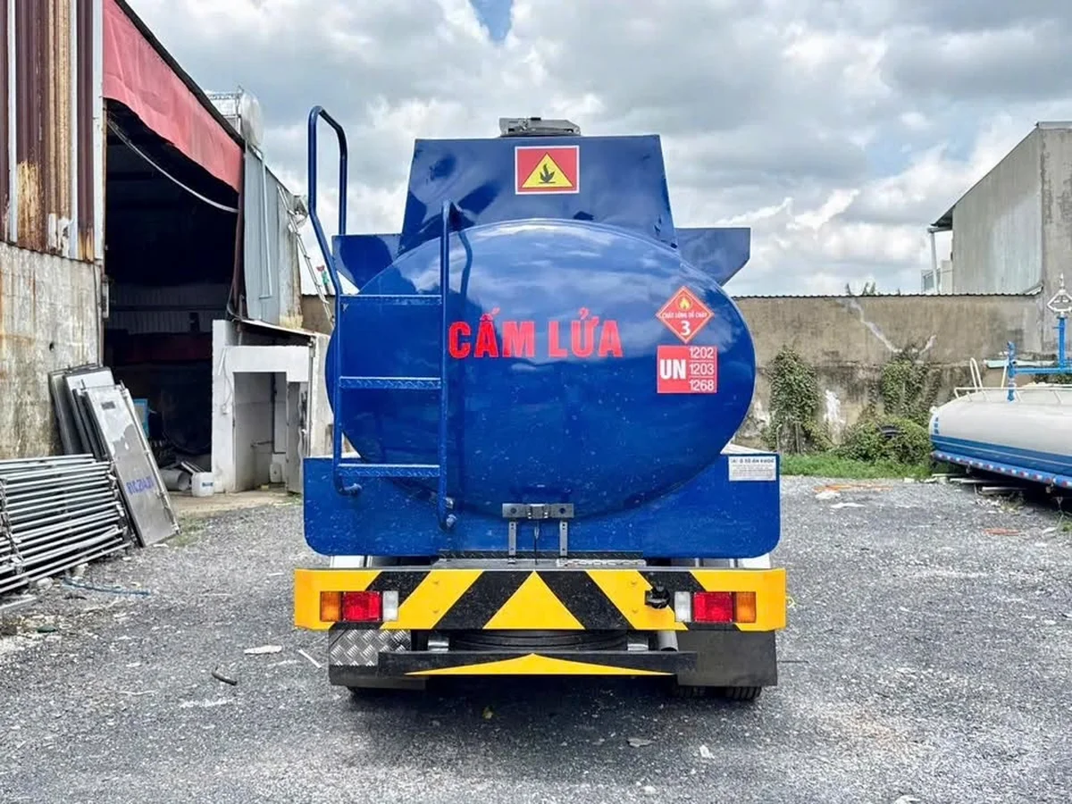 Đuôi xe bồn xăng dầu, thấy rõ tem CẤM LỬA và mã UN
