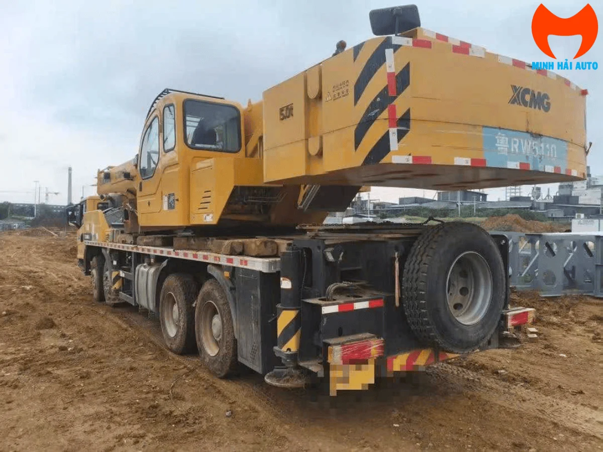 Đuôi xe cẩu XCMG 50 tấn nhìn nghiêng, thấy khối đối trọng và chân chống phía sau