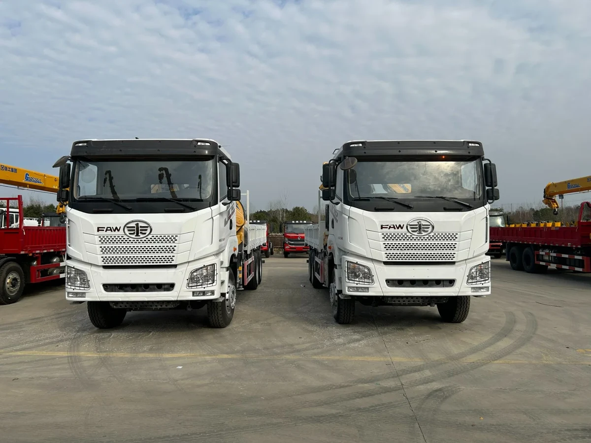 Hai xe tải FAW JH6 ba chân gắn cẩu đỗ cạnh nhau nhìn từ phía trước