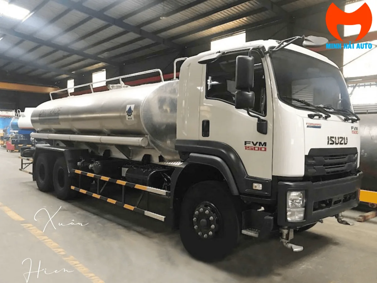 Cận cảnh hệ thống béc phun mỏ vịt và dàn phun hông của xe phun nước Isuzu FVM 15 khối