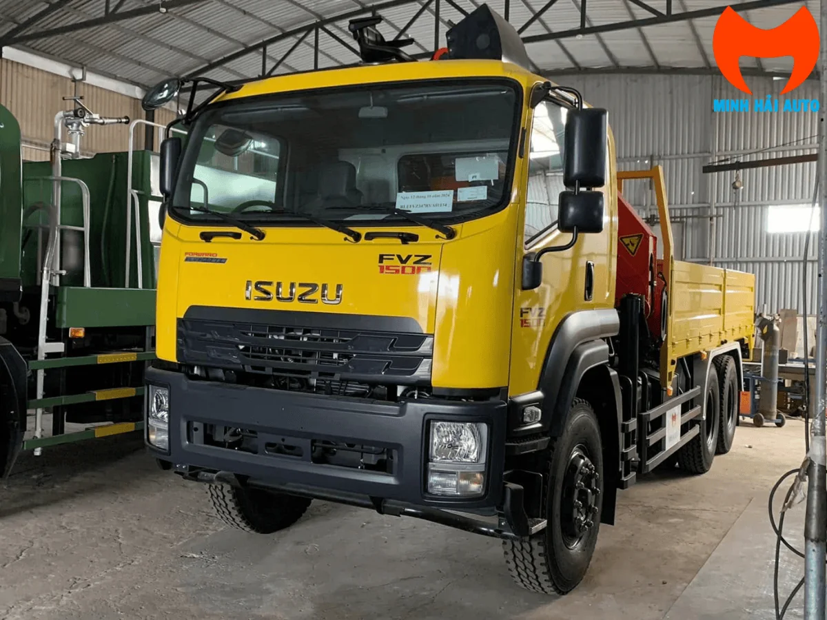 Xe Isuzu FVZ gắn cẩu Palfinger thu gọn sau cabin tại xưởng