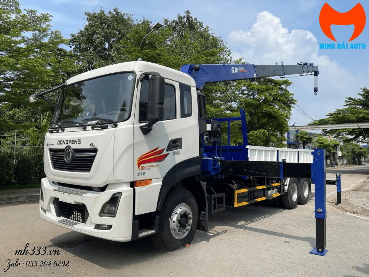 Cận cảnh khung gầm xe Dongfeng ba chân với hai cầu sau chủ động, bình nhiên liệu và hệ thống truyền động