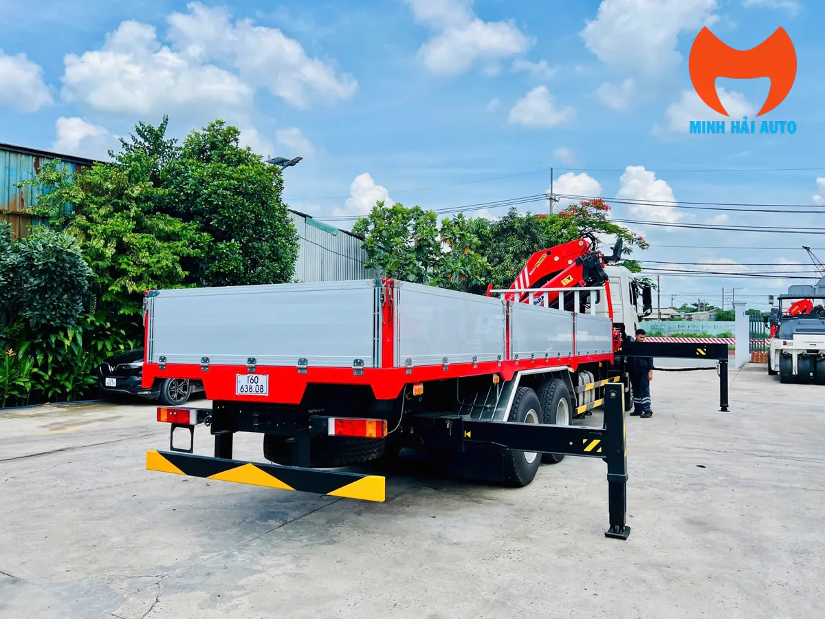 Thùng lửng và hệ chân chống sau của xe Dongfeng KL270 gắn cẩu