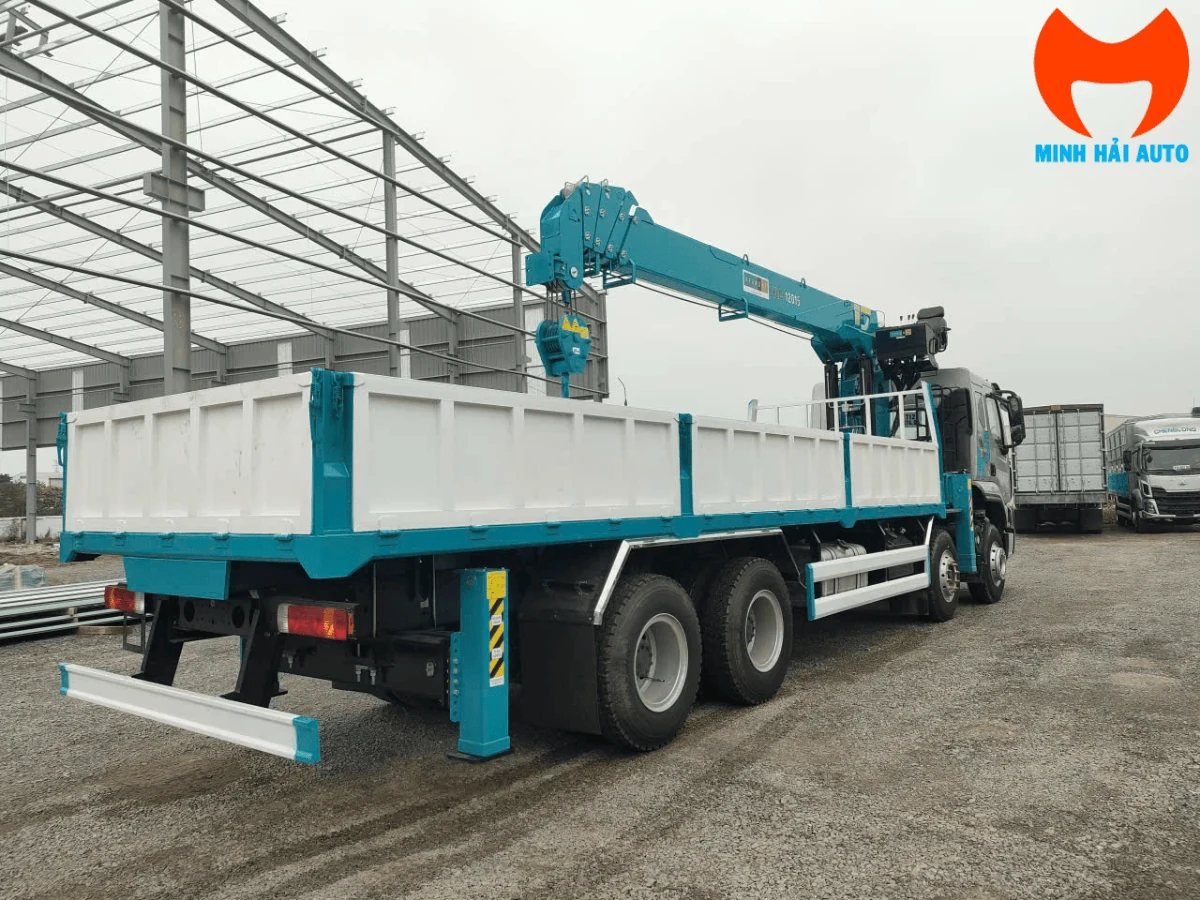 Thùng lửng và chân chống thủy lực phía sau xe Chenglong H5 bốn chân, nhìn từ phía sau bên trái
