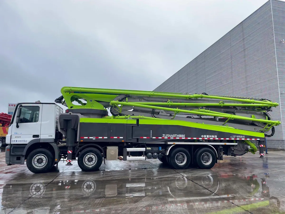 Hông xe bơm bê tông Zoomlion 63X-7RZ trên nền Mercedes-Benz Actros 4141 tải trọng 44 tấn