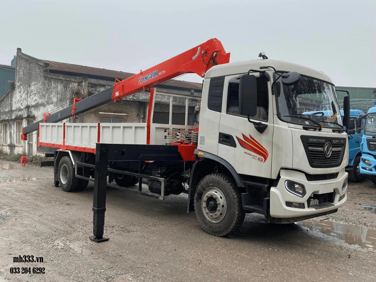 Xe cẩu Kanglim KS1754 hạ chân chống thủy lực và vươn cần tại bãi, thùng lửng thành mở phía sau