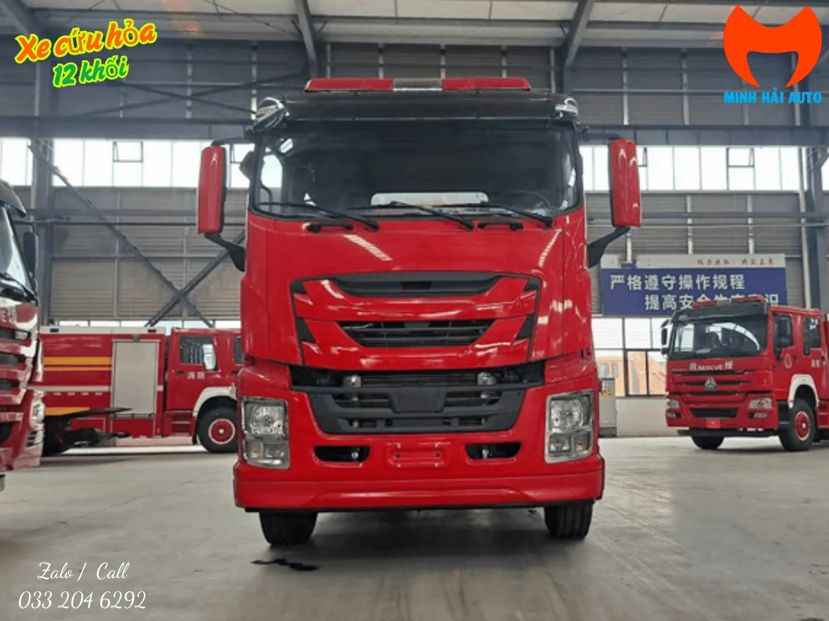 Xe chữa cháy Isuzu GIGA 12 khối nhìn chính diện phía trước với cabin kép bốn cửa