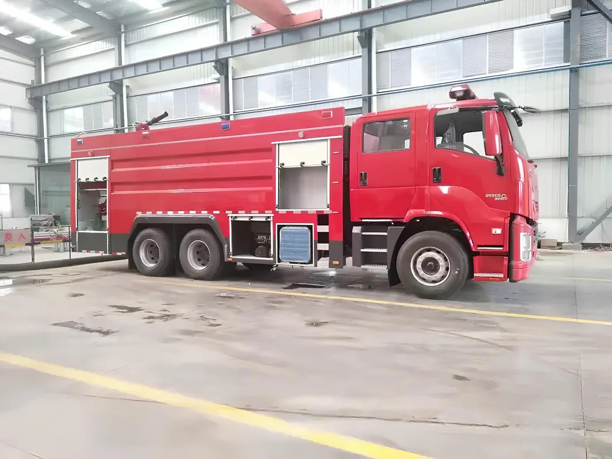 Xe chữa cháy Isuzu GIGA 16 khối nhìn ngang toàn thân trong nhà xưởng, thấy xi-téc dài và khoang thiết bị