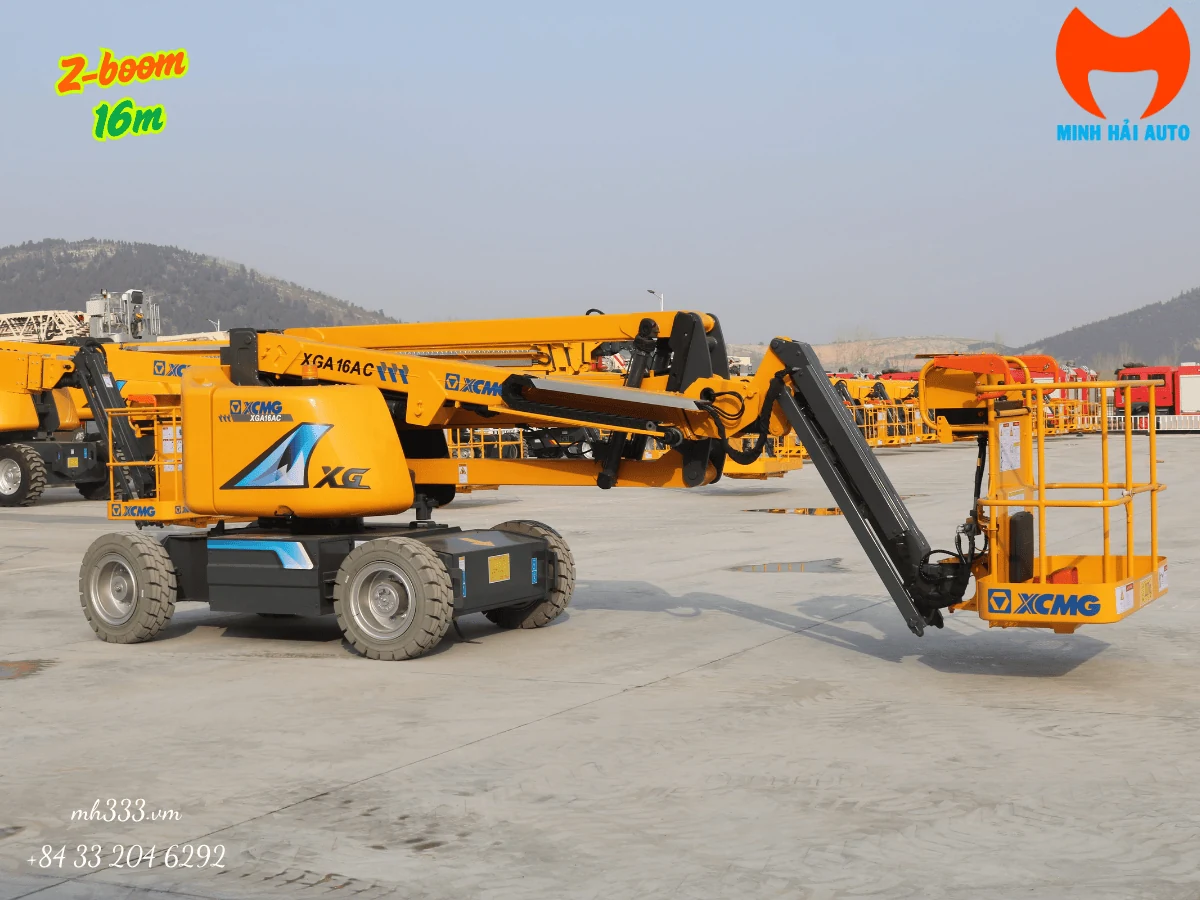 Xe nâng người XGA16AC nhìn nghiêng với cần khớp gập ở tư thế thu gọn, giỏ hạ thấp bên phải thân xe