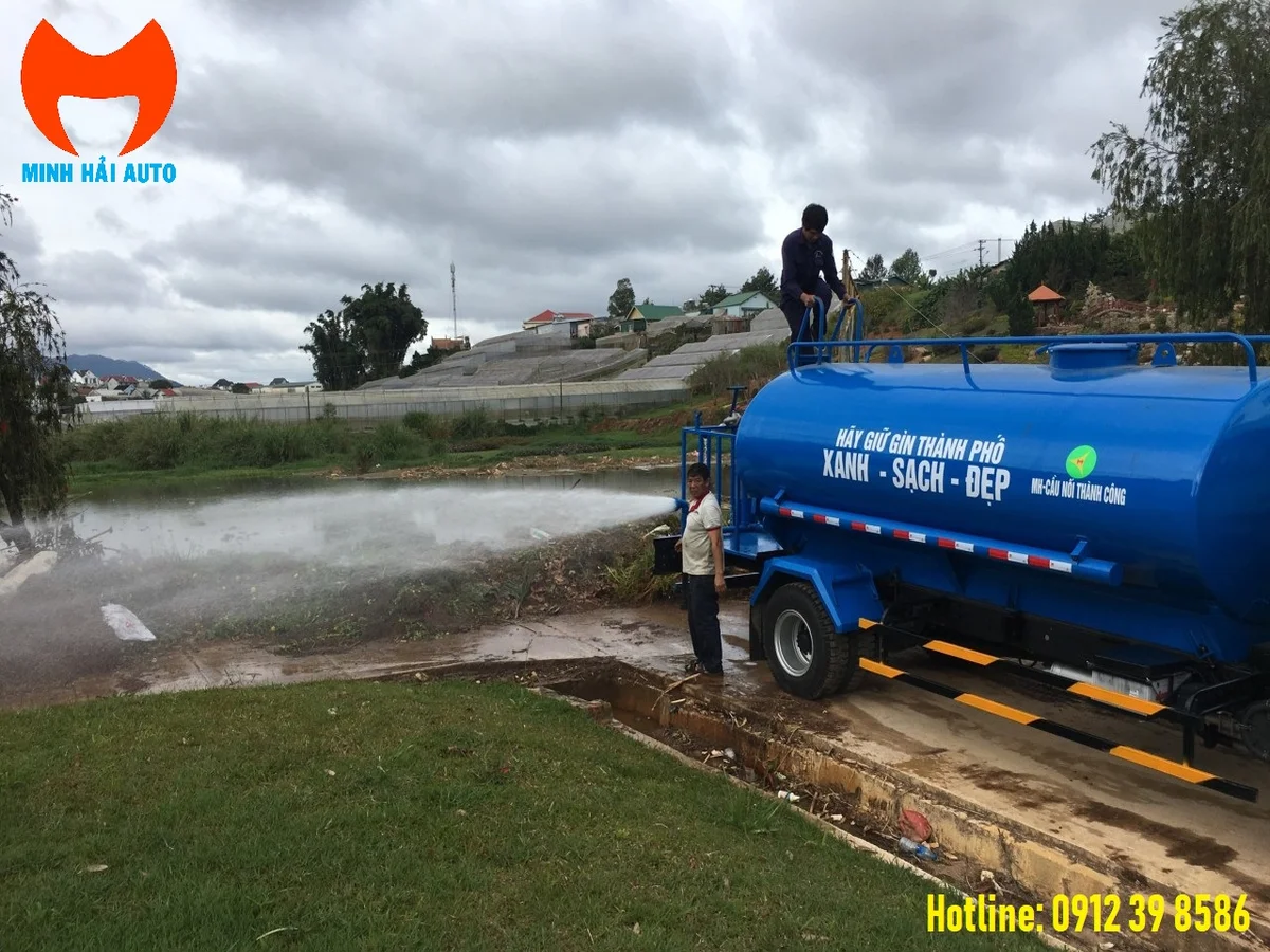 Xe Ollin 700C 8 khối đang phun nước rửa đường tại khu đô thị, béc phun hàng ngang hoạt động