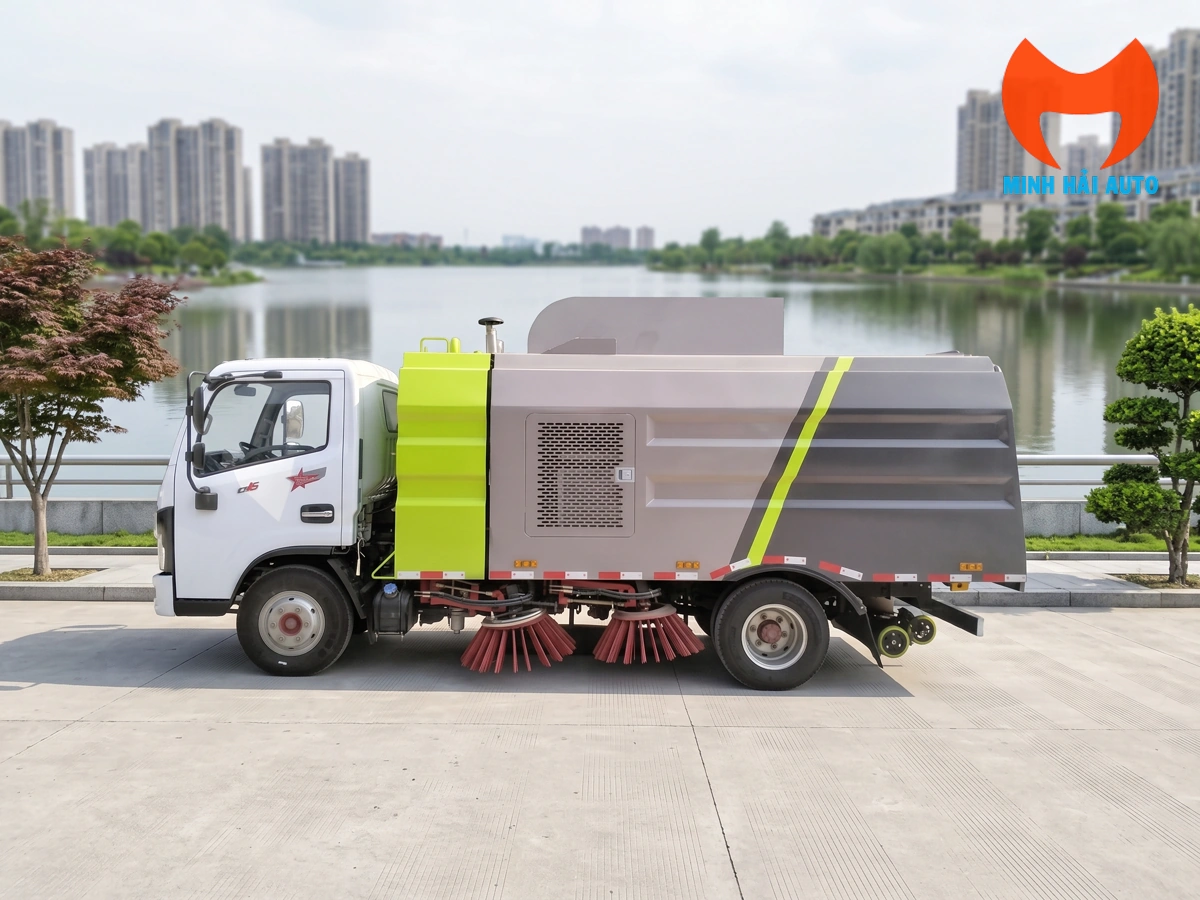 Xe quét đường Dongfeng 5 khối nhìn ngang hông trên cung đường đô thị và khu dân cư