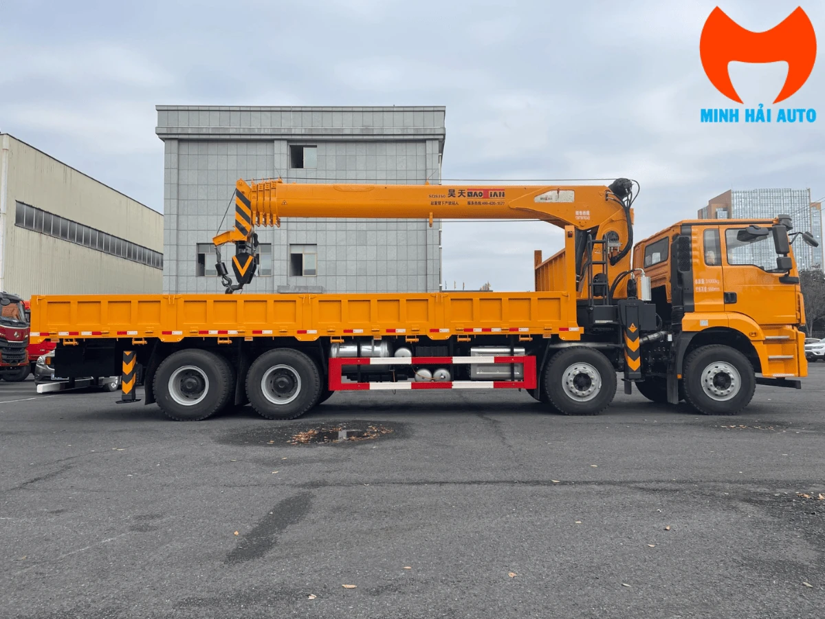 Xe tải bốn chân gắn cẩu tự hành nhìn ngang, thấy vị trí cẩu và chân chống