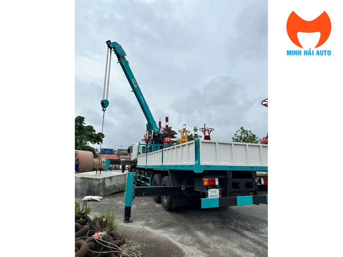 Chân chống phụ phía sau xe cẩu Hyundai 15 tấn mở rộng vững chắc trên nền bãi