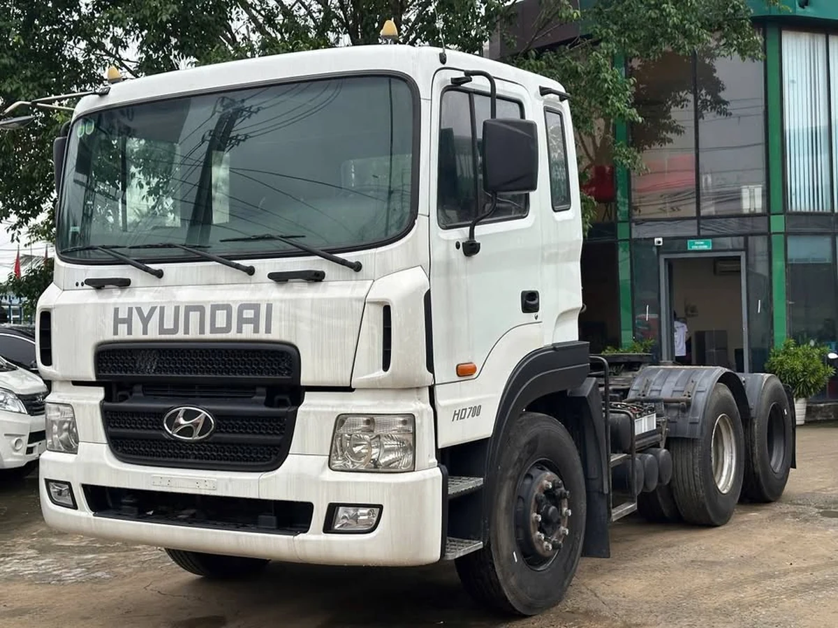 Cận cảnh cabin đầu kéo Hyundai HD700 màu trắng nhìn từ phía trước bên hông