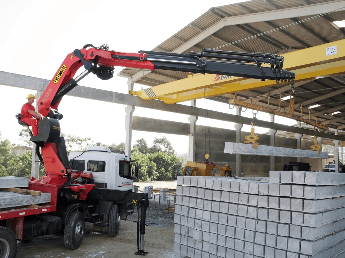 Cẩu gập Palfinger PK 55502 nâng tấm bê tông đúc sẵn trong nhà xưởng có cầu trục, cần gập luồn dưới mái