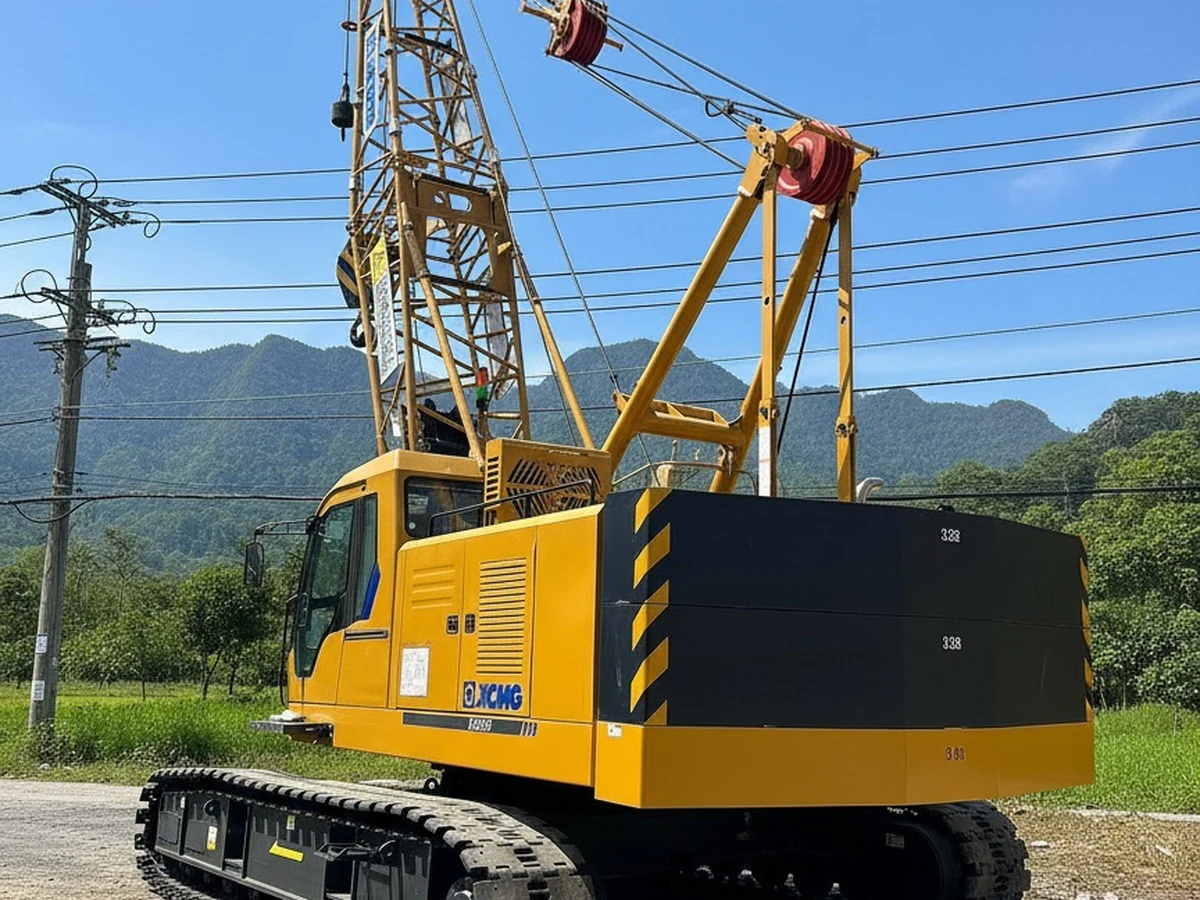 Cẩu bánh xích XCMG XGC50 nhìn từ phía sau, thấy rõ khối đối trọng thân máy màu đen và cụm bánh xích hai bên
