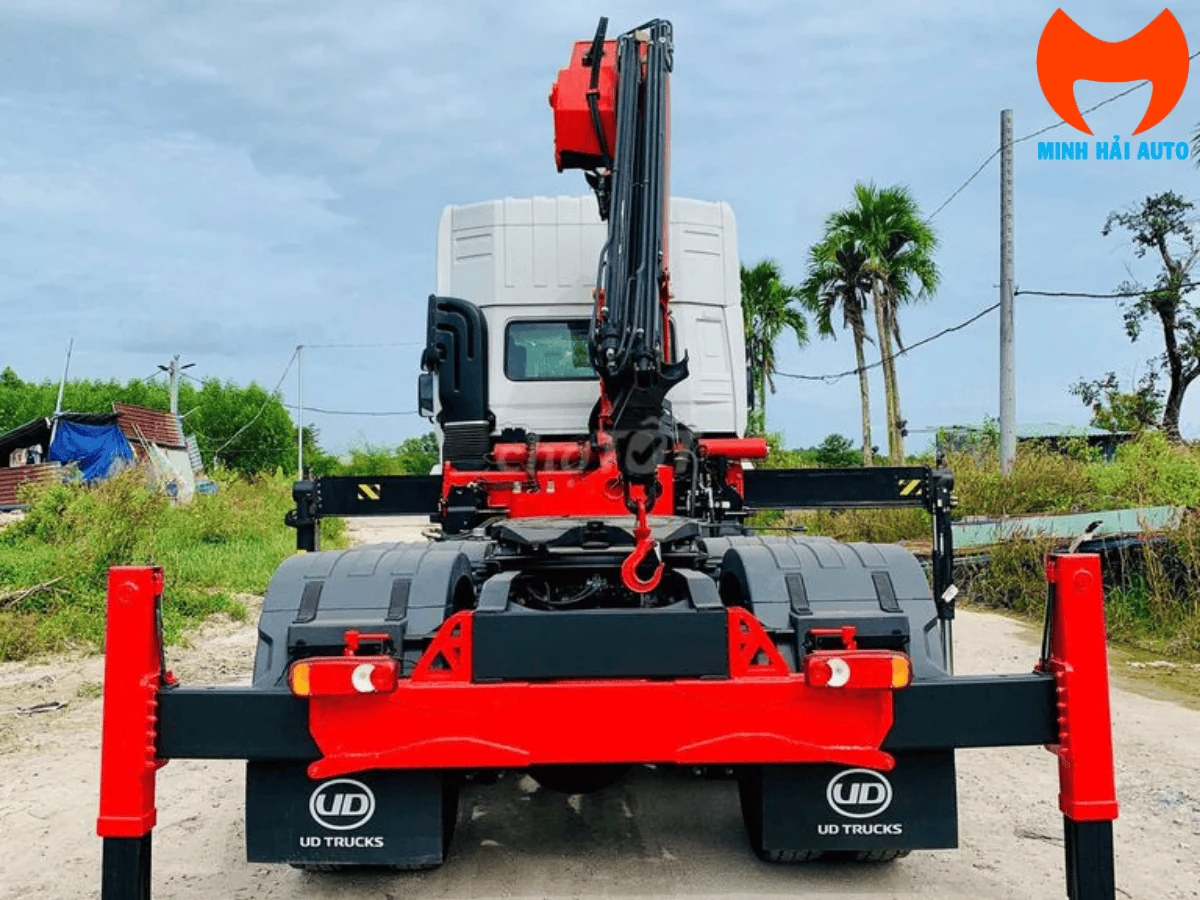 Chân chống thủy lực màu đỏ hạ xuống hai bên và mâm kéo của đầu kéo UD Trucks, nhìn từ phía sau