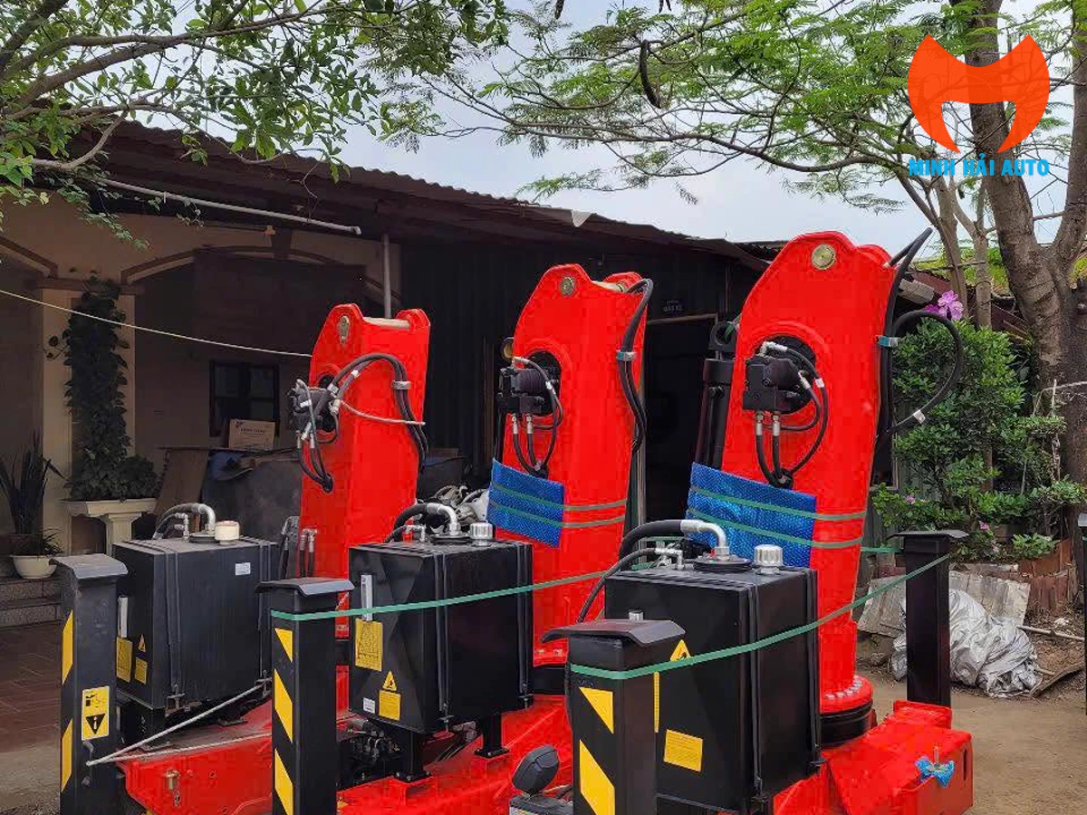 Cụm cẩu gập robot SANY PALFINGER rời nguyên kiện tại xưởng đóng mới Minh Hải Auto