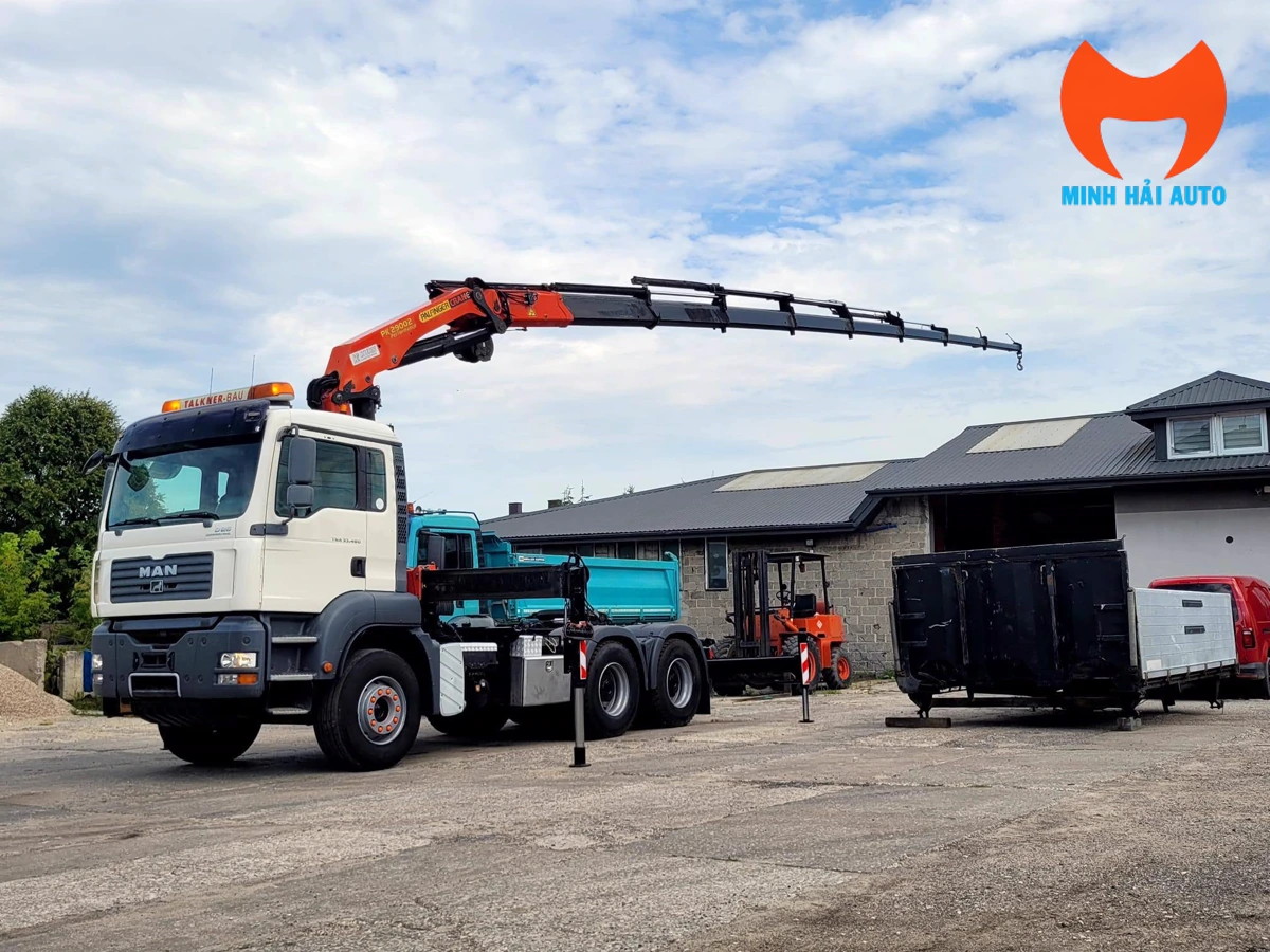 Đầu kéo MAN gắn cẩu Palfinger PK 29002 đang triển khai chân chống