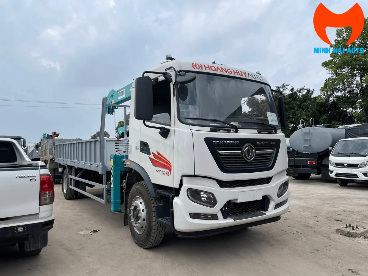Đầu xe Dongfeng B180 nhìn góc ba phần tư, ca-bin Hoàng Huy trắng và cẩu gập phía sau
