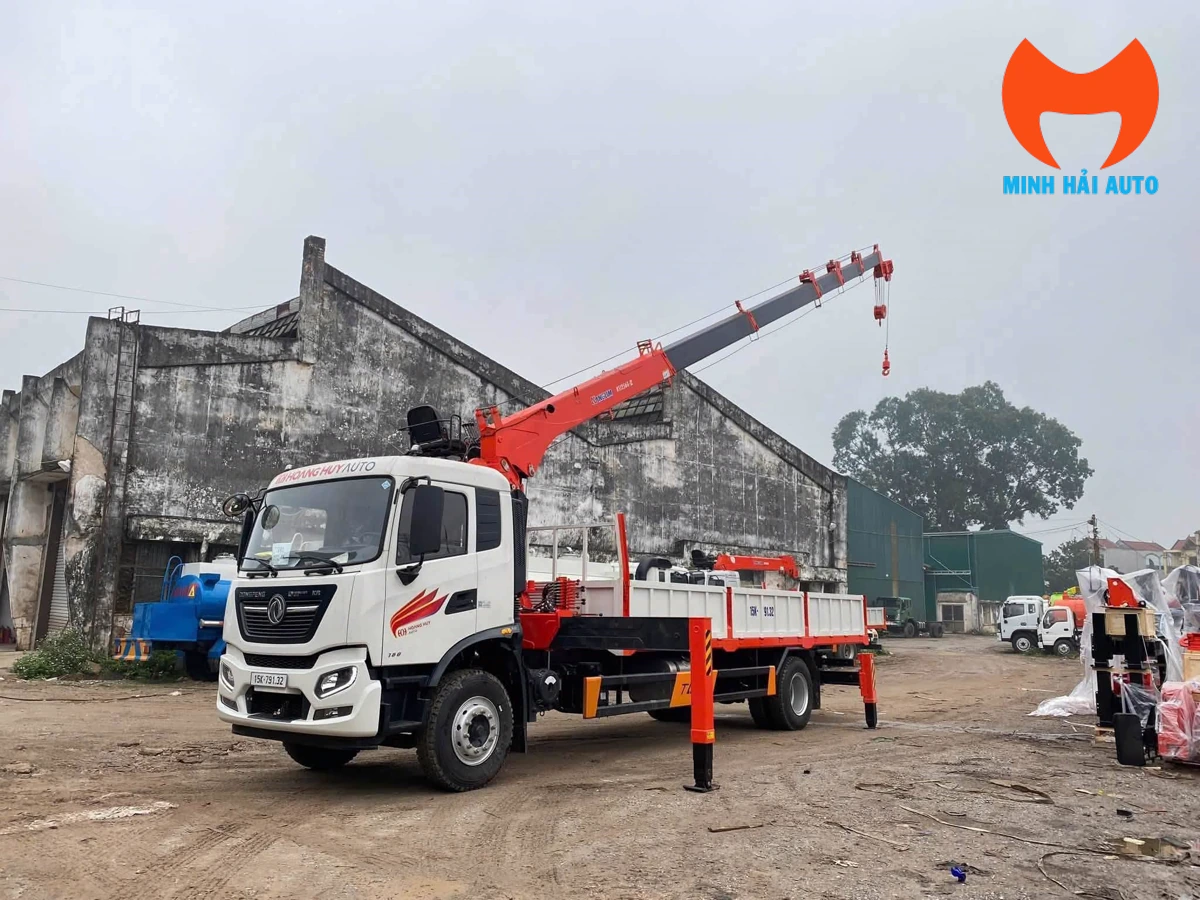 Xe tải Dongfeng gắn cẩu đỏ và chân chống tại sân bãi