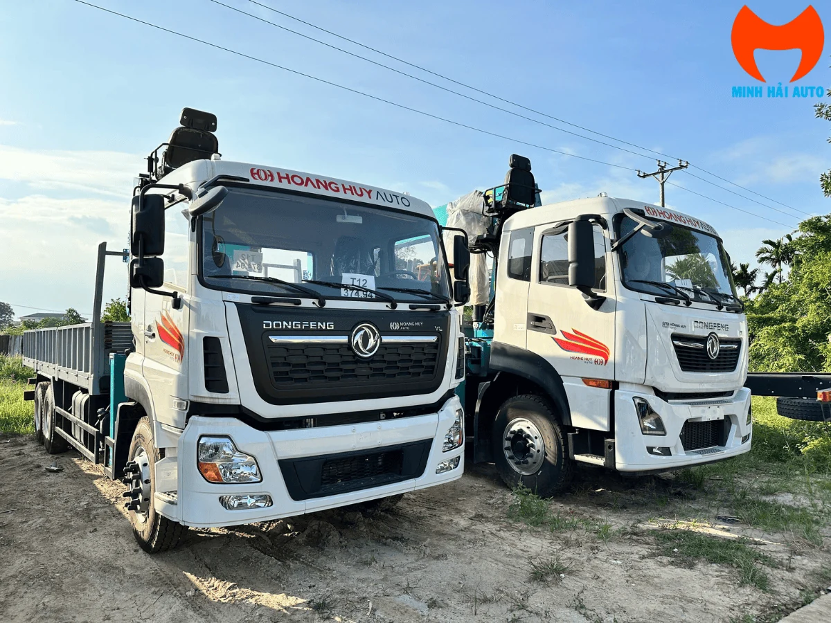 Hai xe tải Dongfeng cabin trắng gắn cẩu Hyundai Everdigm đỗ cạnh nhau tại bãi giao xe