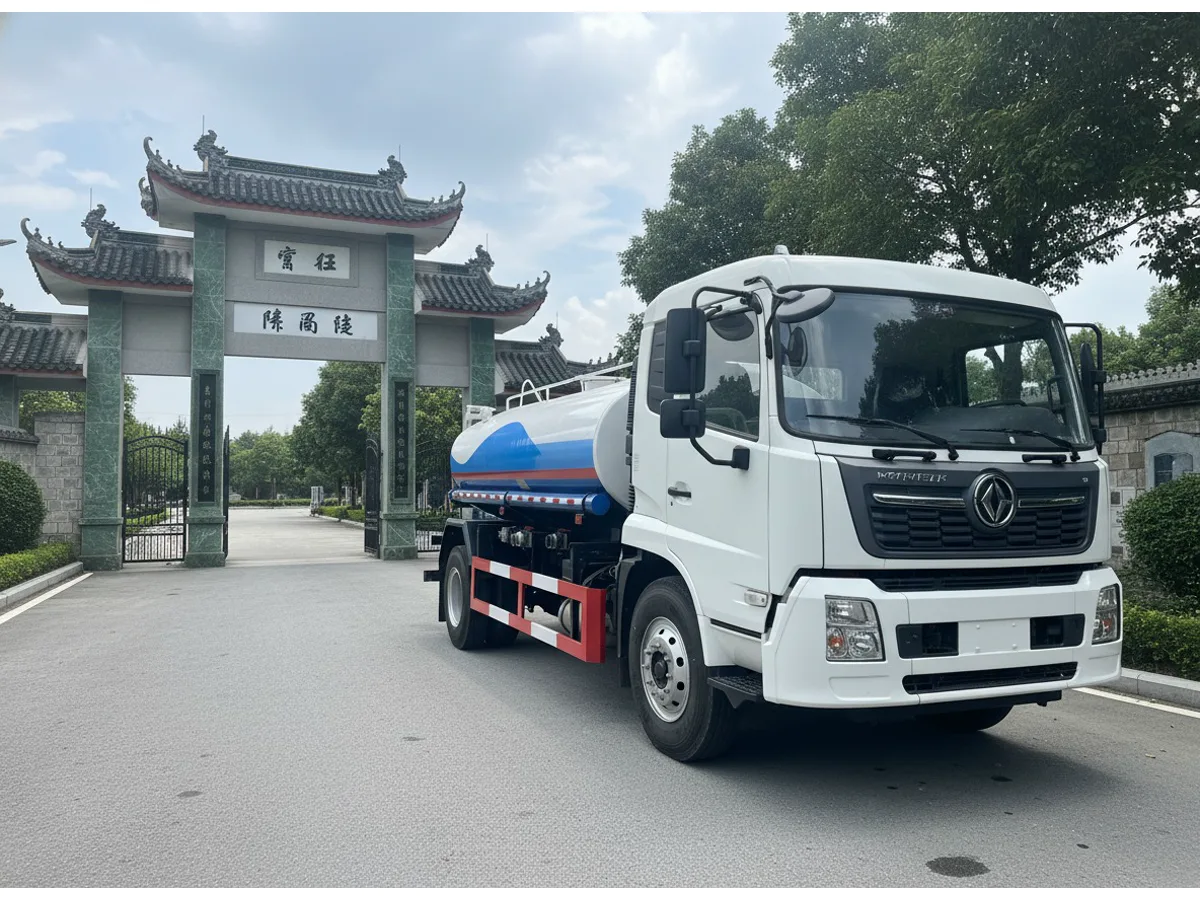 Hệ thống phun nước trước sau xe tec 13 khối đang làm việc trên đường