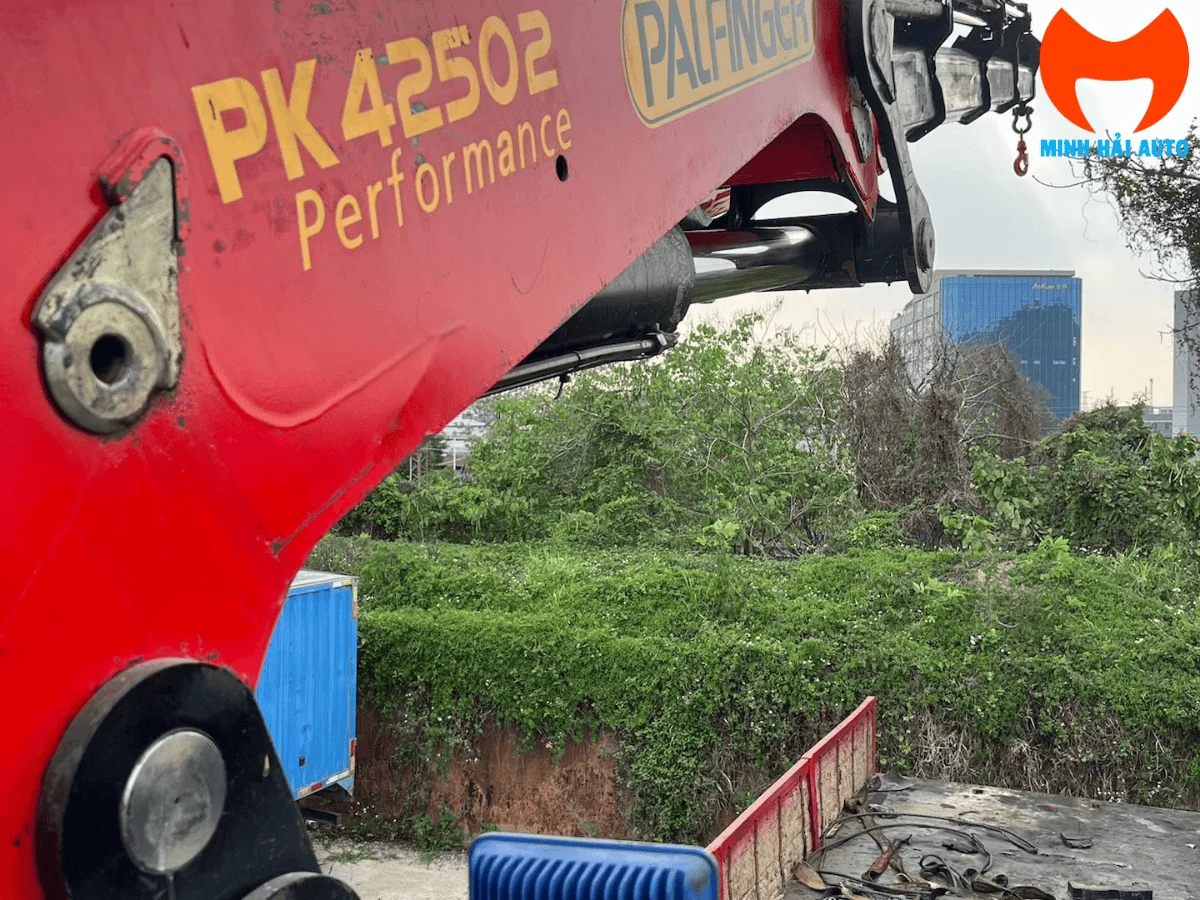 Nhãn model PK 42502 Performance dập trên thân cần cẩu Palfinger