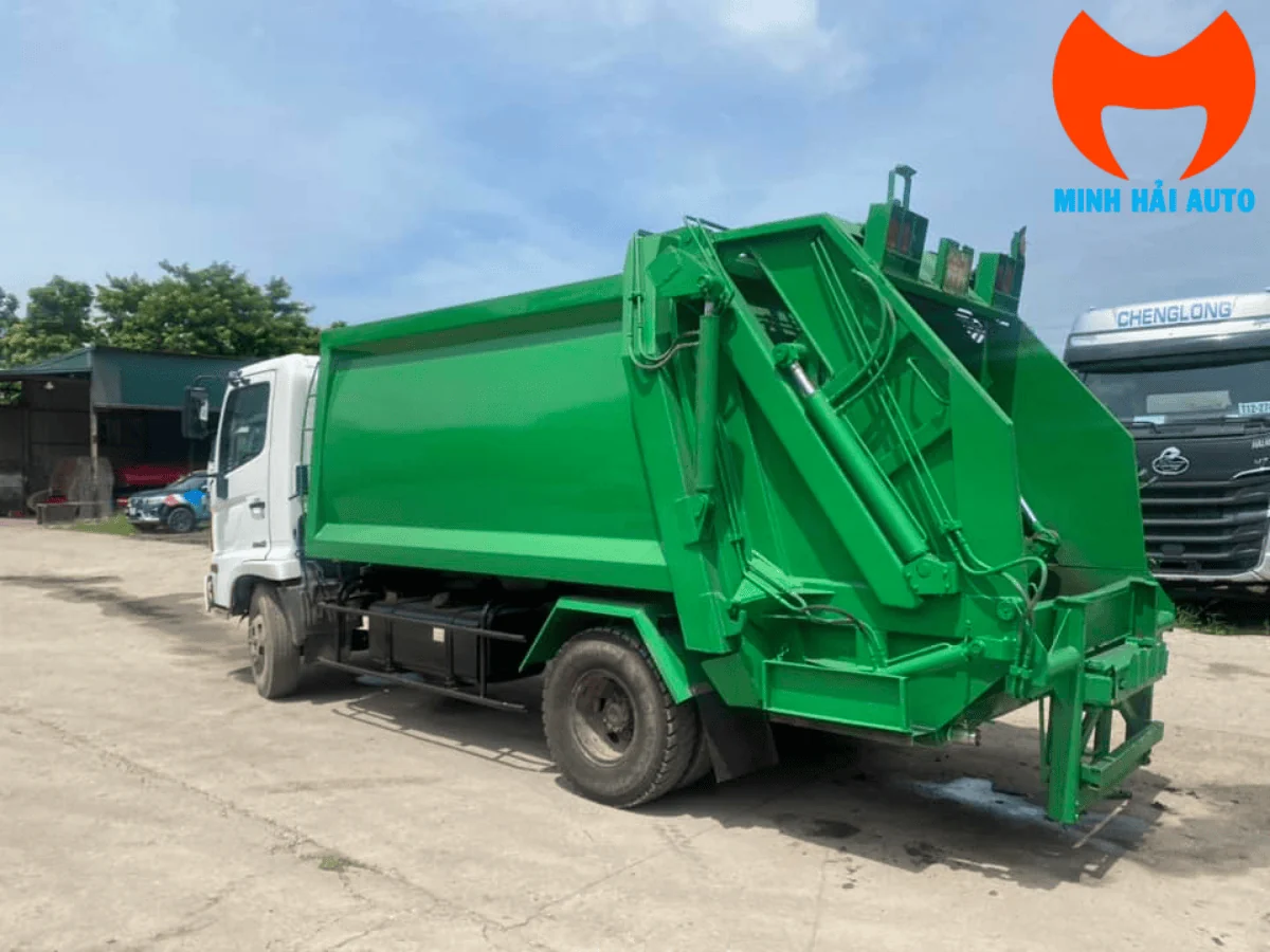 Thùng cuốn ép 8 khối trên xe Hino FC9JETC nhìn từ hông sau, thấy rõ thành thùng và cụm ép