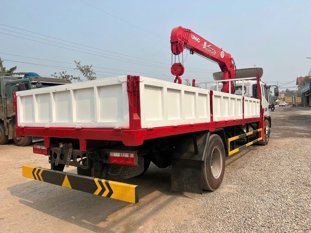 Thùng lửng trắng viền đỏ và cụm cẩu UNIC nhìn từ phía đuôi xe, thấy rõ thanh chắn bảo vệ phía sau