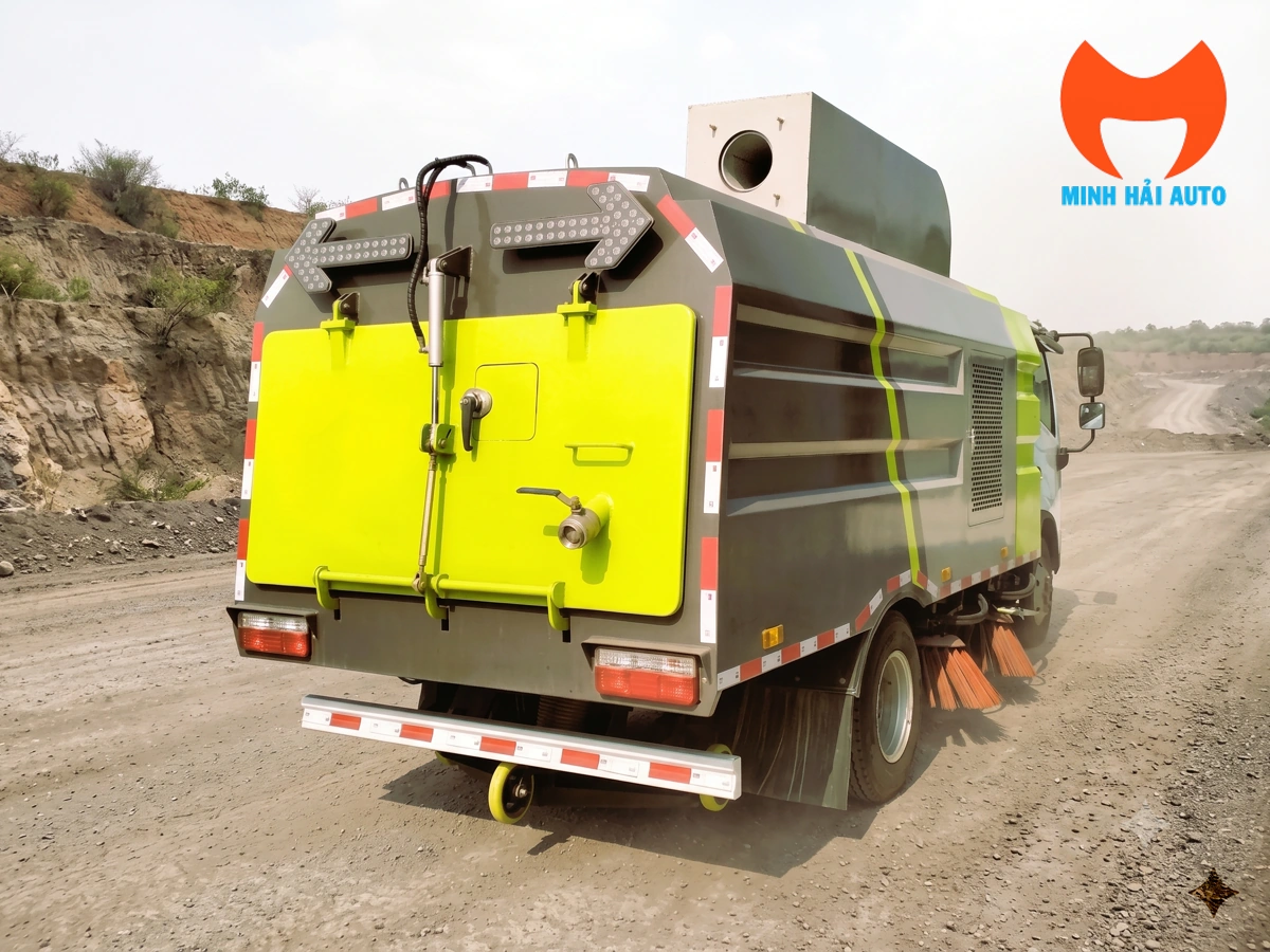 Đuôi xe quét đường Dongfeng 5 khối thấy rõ cửa xả rác thủy lực và bánh tì miệng hút
