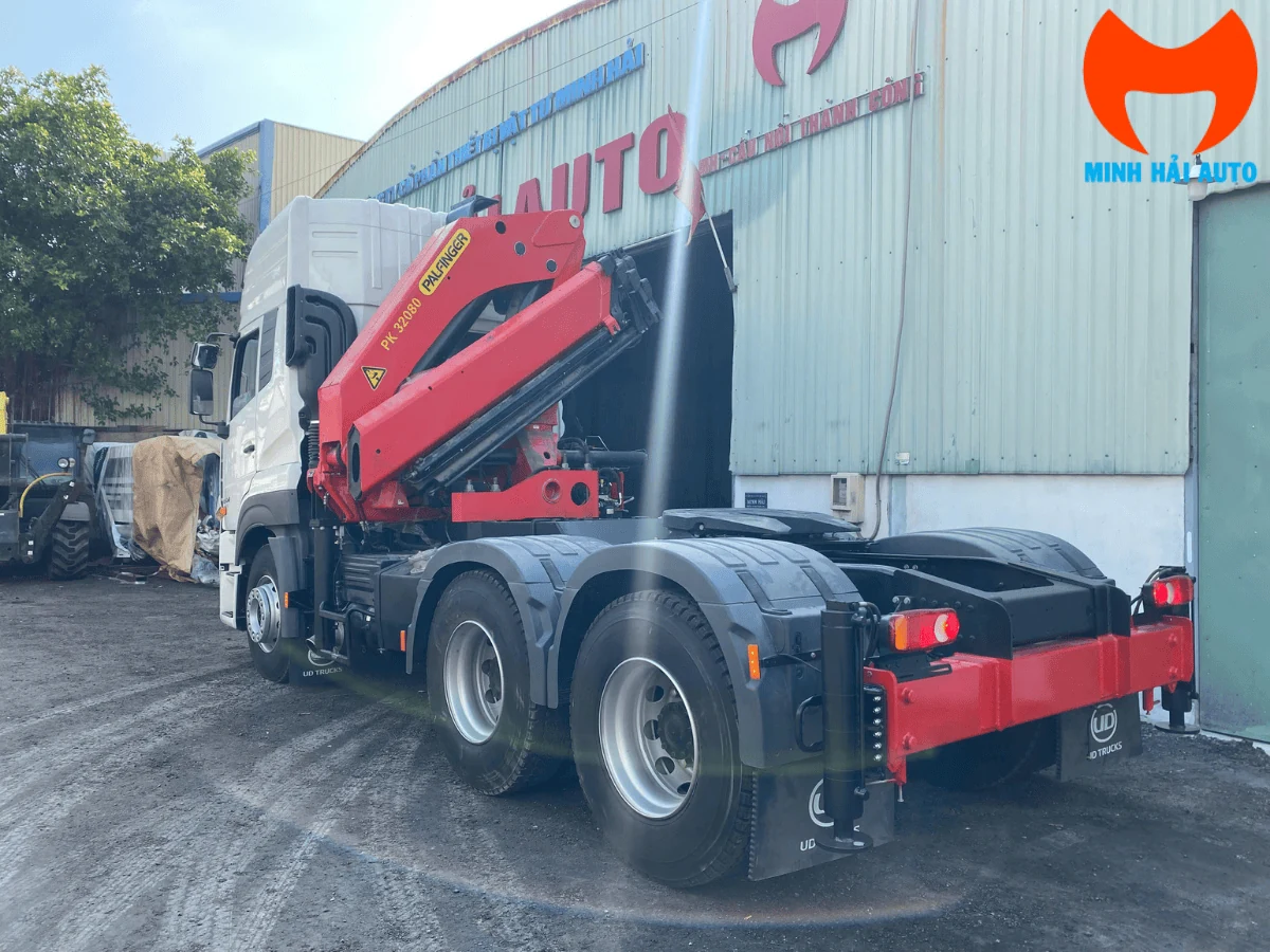 Vị trí lắp cẩu sau cabin đầu kéo UD GWE 410 nhìn từ phía sau