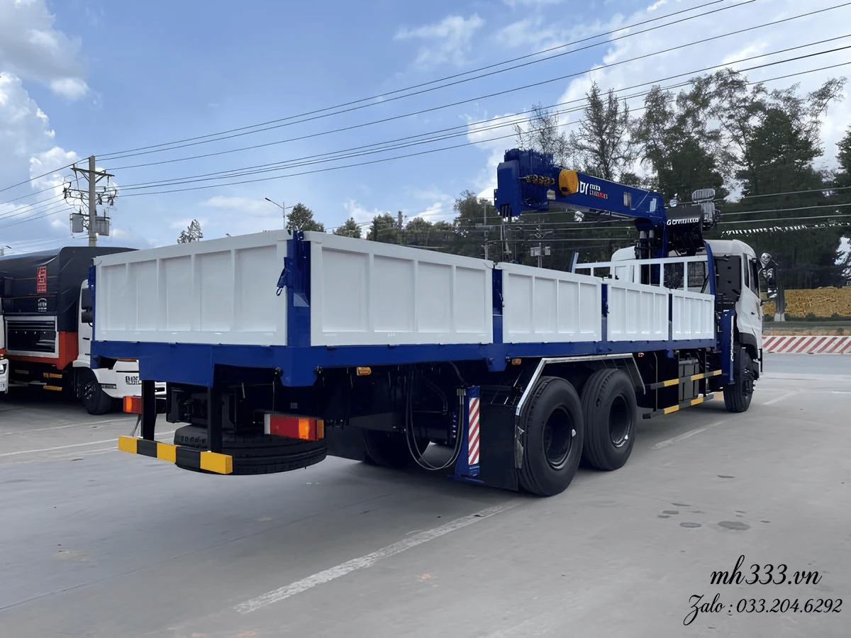 Xe tải Dongfeng ba chân gắn cẩu Dongyang SS2036 nhìn từ góc khác, thùng lửng thành mở và cụm cẩu xanh dương