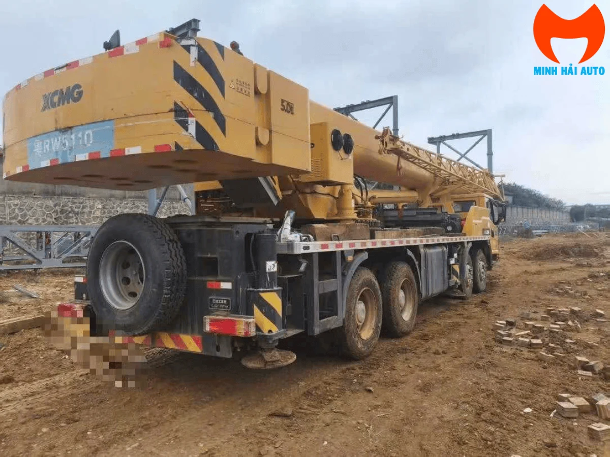 Xe cẩu bánh lốp XCMG 50 tấn nhìn từ phía sau với cần thu gọn trên khung xe
