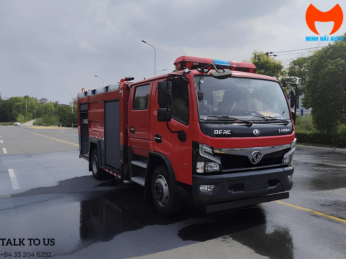 Xe chữa cháy bọt nước 4,8 khối nhìn góc ba phần tư bên phải trên đường nội bộ