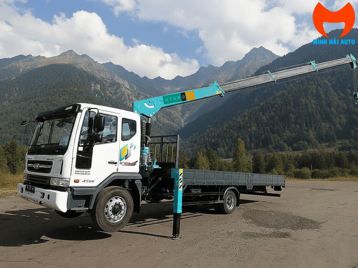 Xe cẩu Daewoo Novus duỗi cần cẩu lên cao, chụp trên nền núi