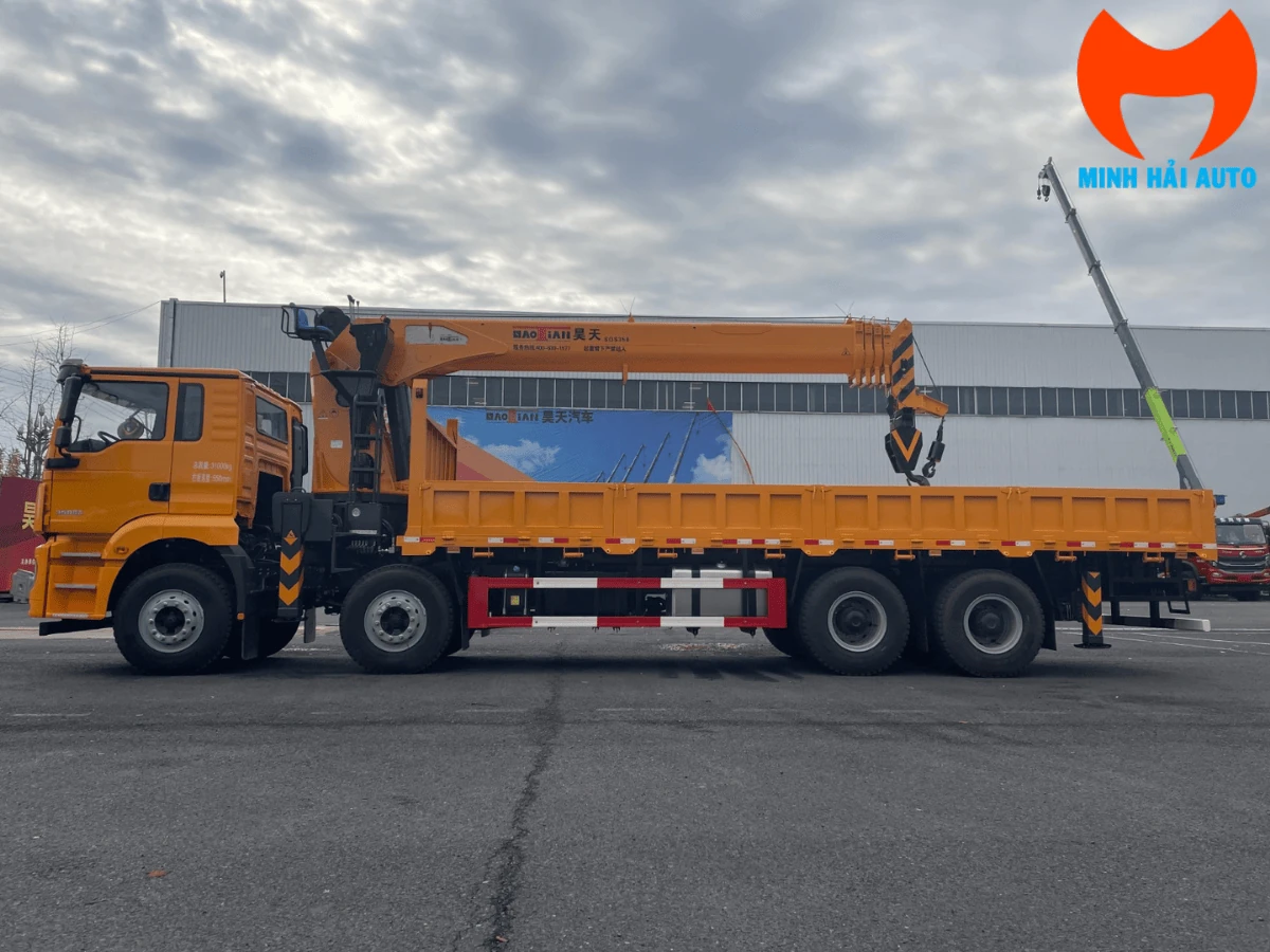 Xe tải bốn chân gắn cẩu tự hành đỗ tại bãi xe