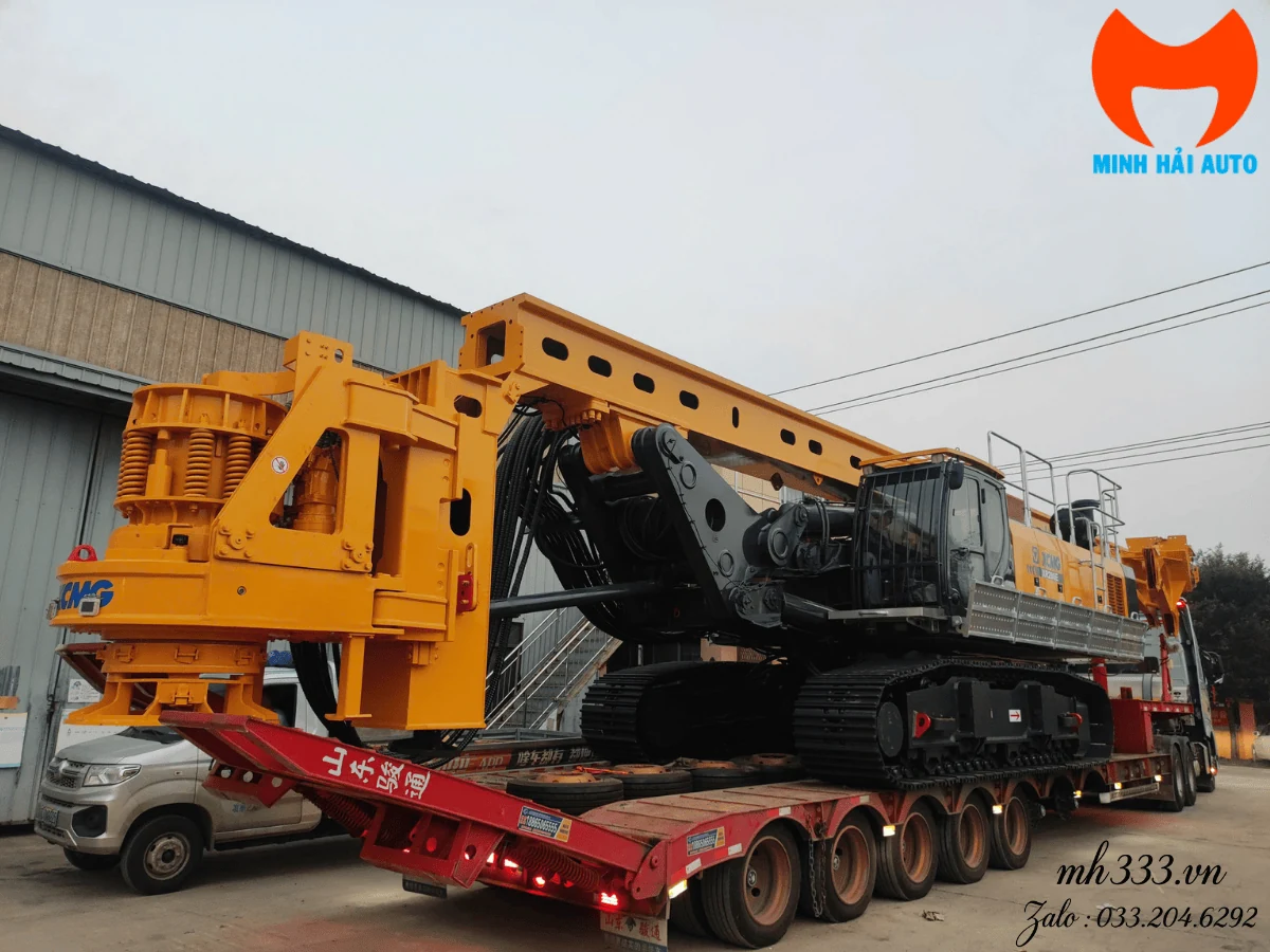Máy khoan cọc nhồi XCMG XR280E gập gọn trên mooc, nhìn chéo từ phía trước thấy rõ đầu bò và cụm thủy lực