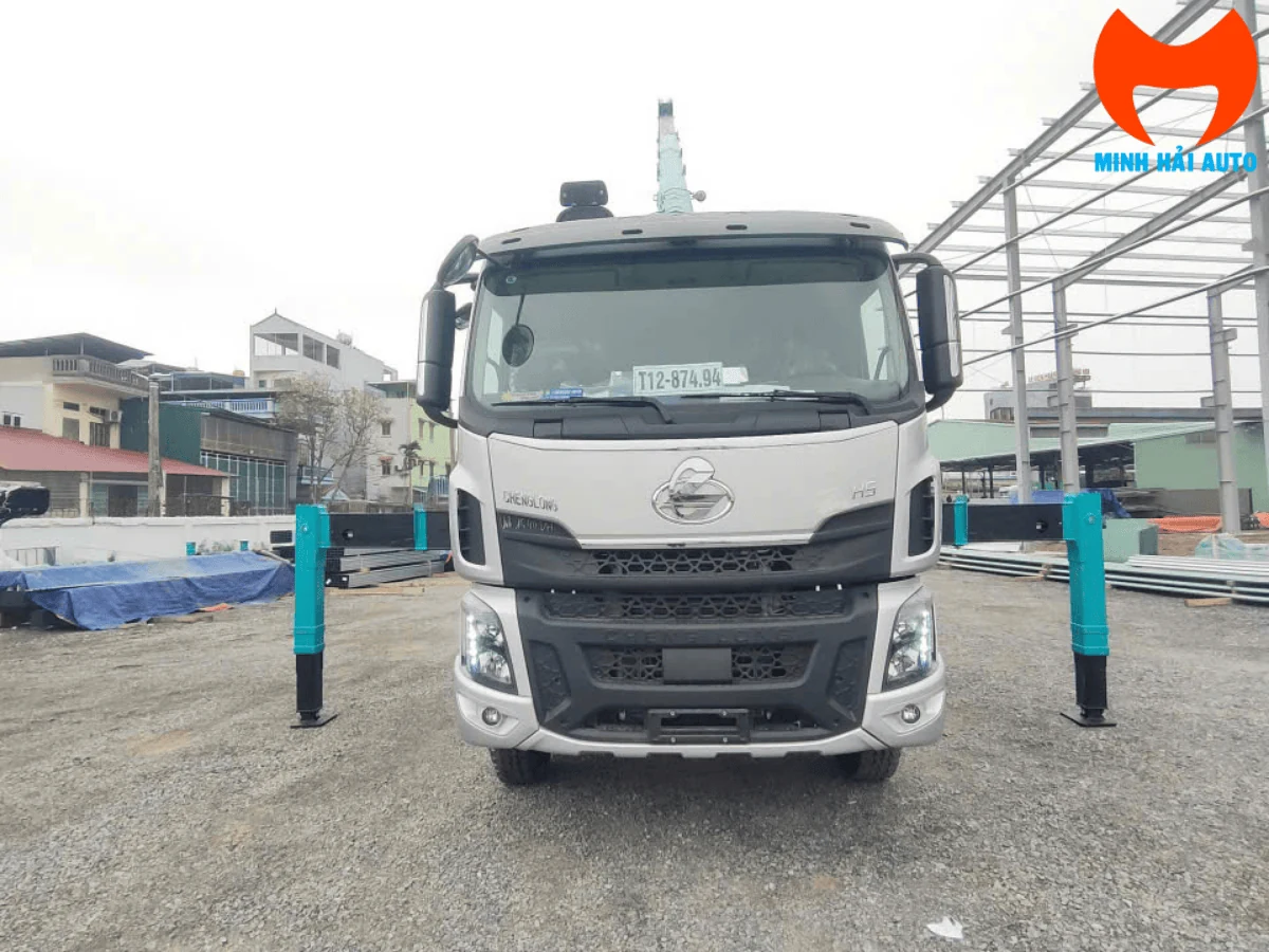 Cabin nóc thấp Chenglong H5 màu bạc nhìn trực diện từ phía trước, hai chân chống thủy lực hạ xuống hai bên