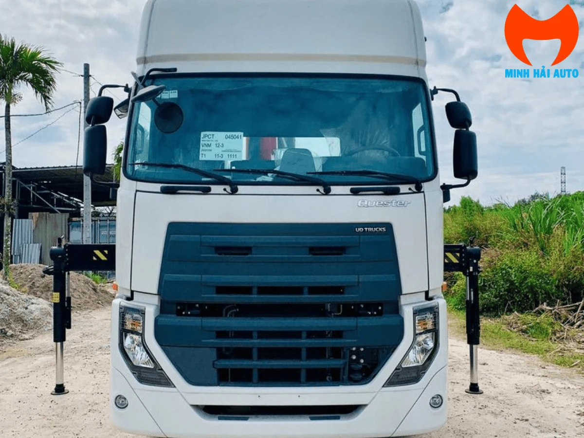 Cabin đầu kéo UD Trucks Quester màu trắng nhìn trực diện từ phía trước, hai chân chống hạ hai bên