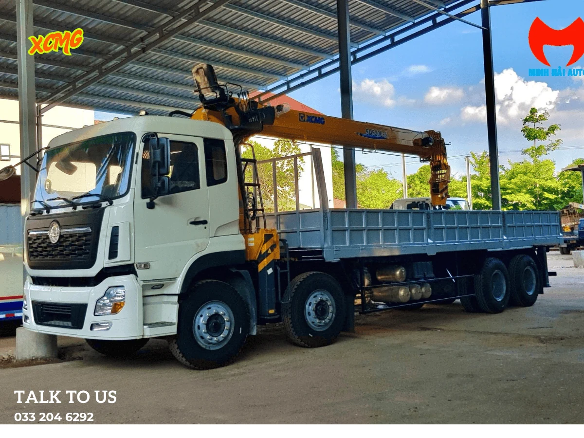 Xe tải Chenglong bốn chân cabin trắng gắn cẩu XCMG màu vàng cam, nhãn SQS300 trên thân cần