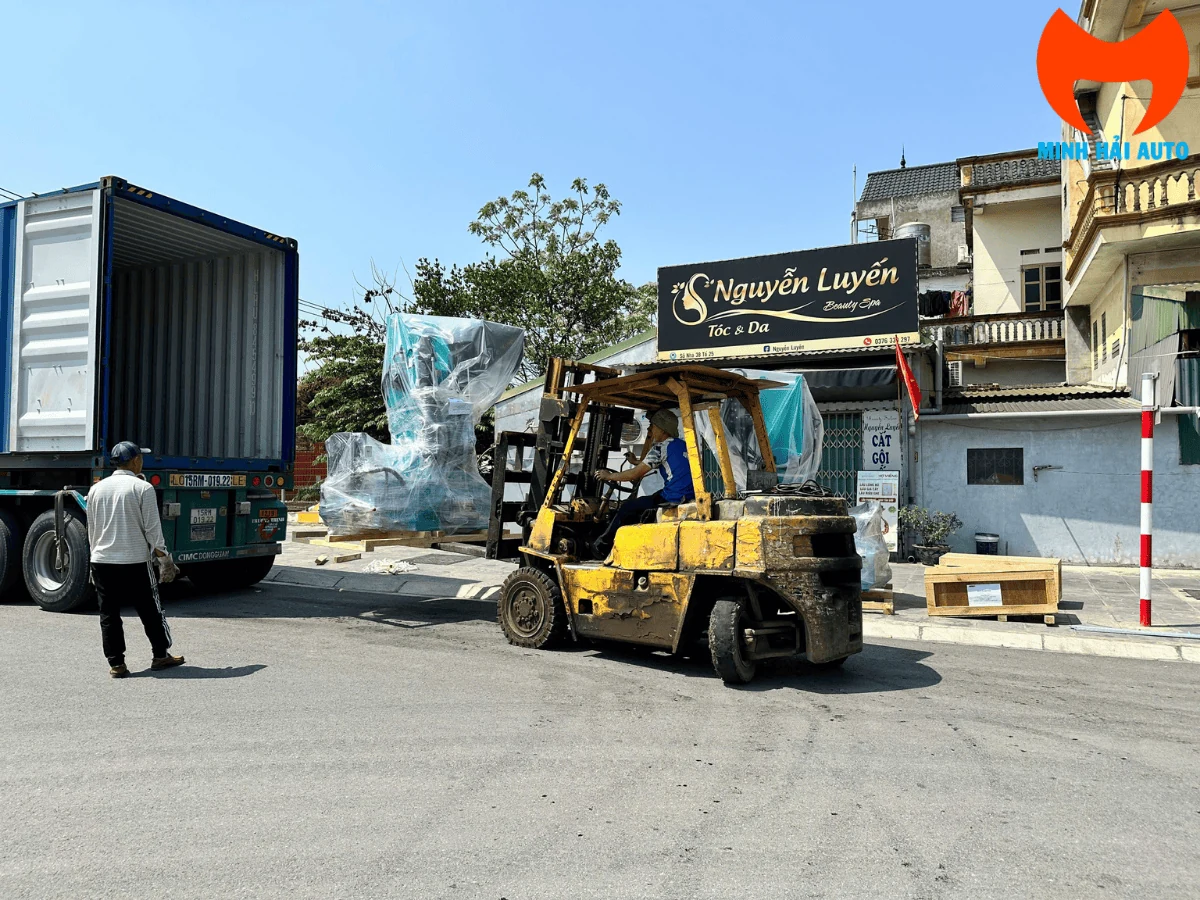 Cụm cần cẩu Hyundai Everdigm màu xanh ngọc đặt trên mặt đất trước khi lắp lên xe tải