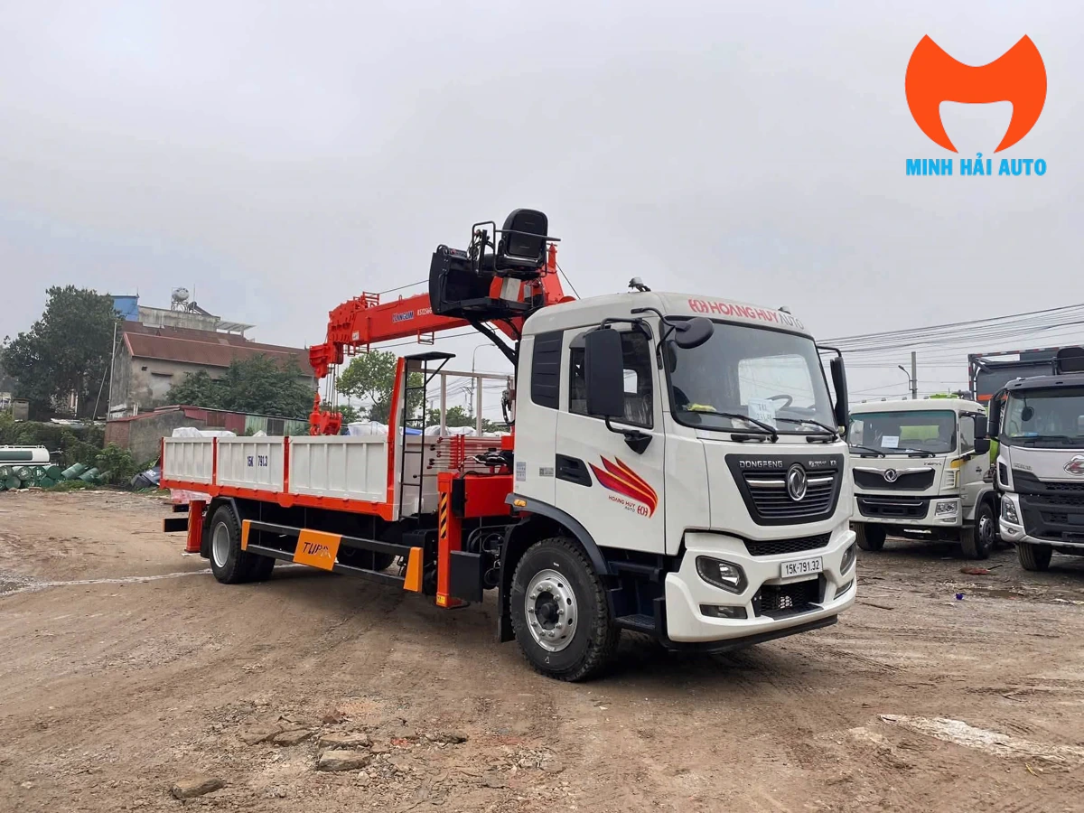 Xe tải Dongfeng thùng lửng gắn cẩu nhìn từ góc trước bên phải