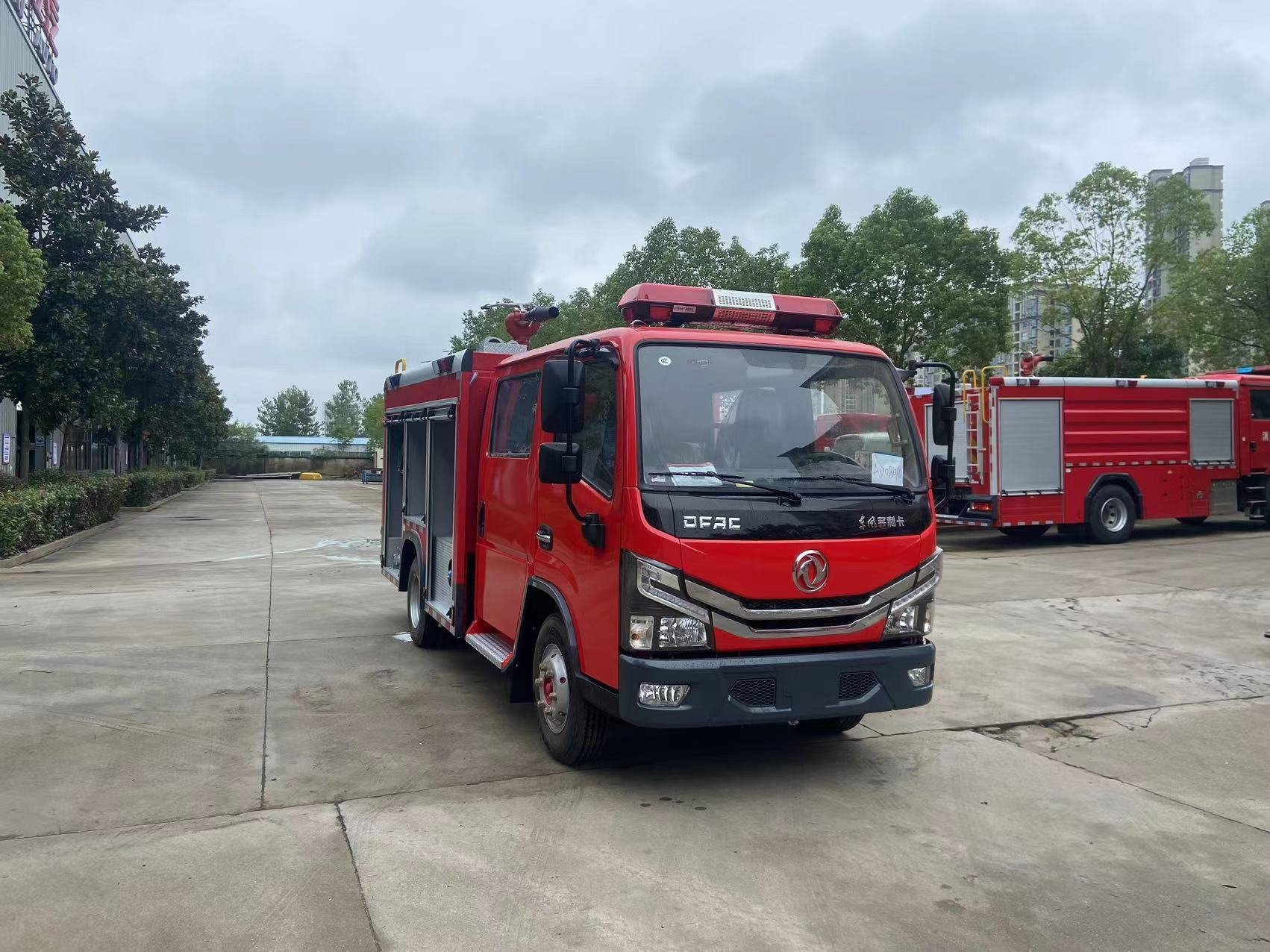 Dàn xe chữa cháy chuyên dụng đang đậu tại Minh Hải