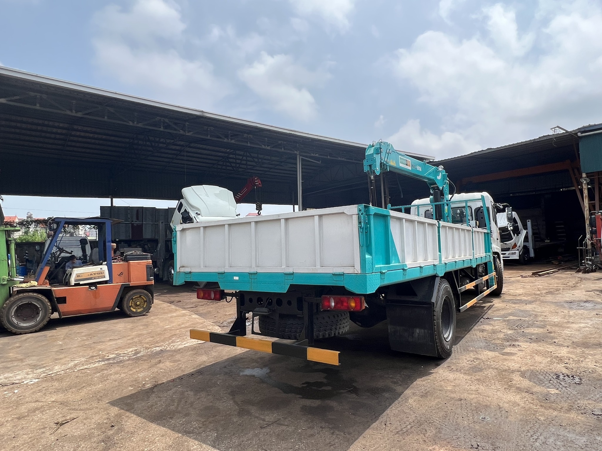 B180 lắp cẩu tự hành 5 tấn