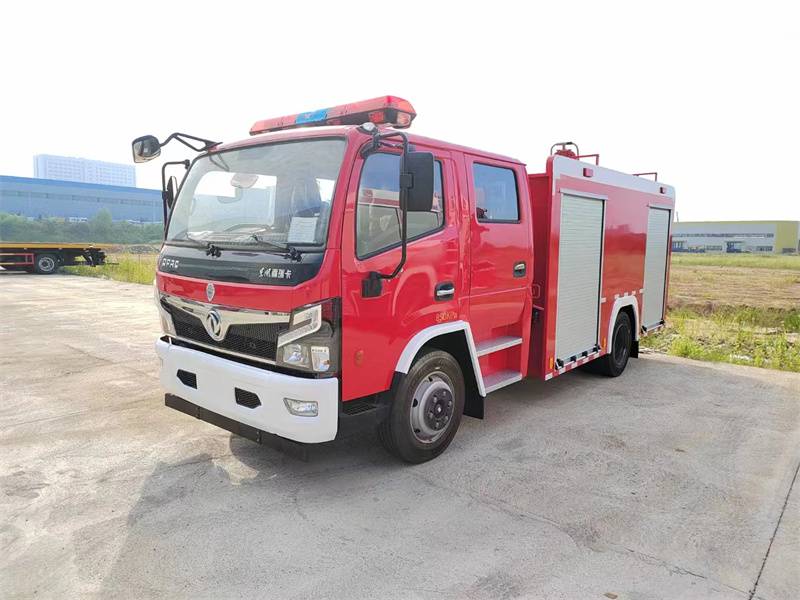 Xe cứu hỏa đang thực hành phun nước tại hiện trường