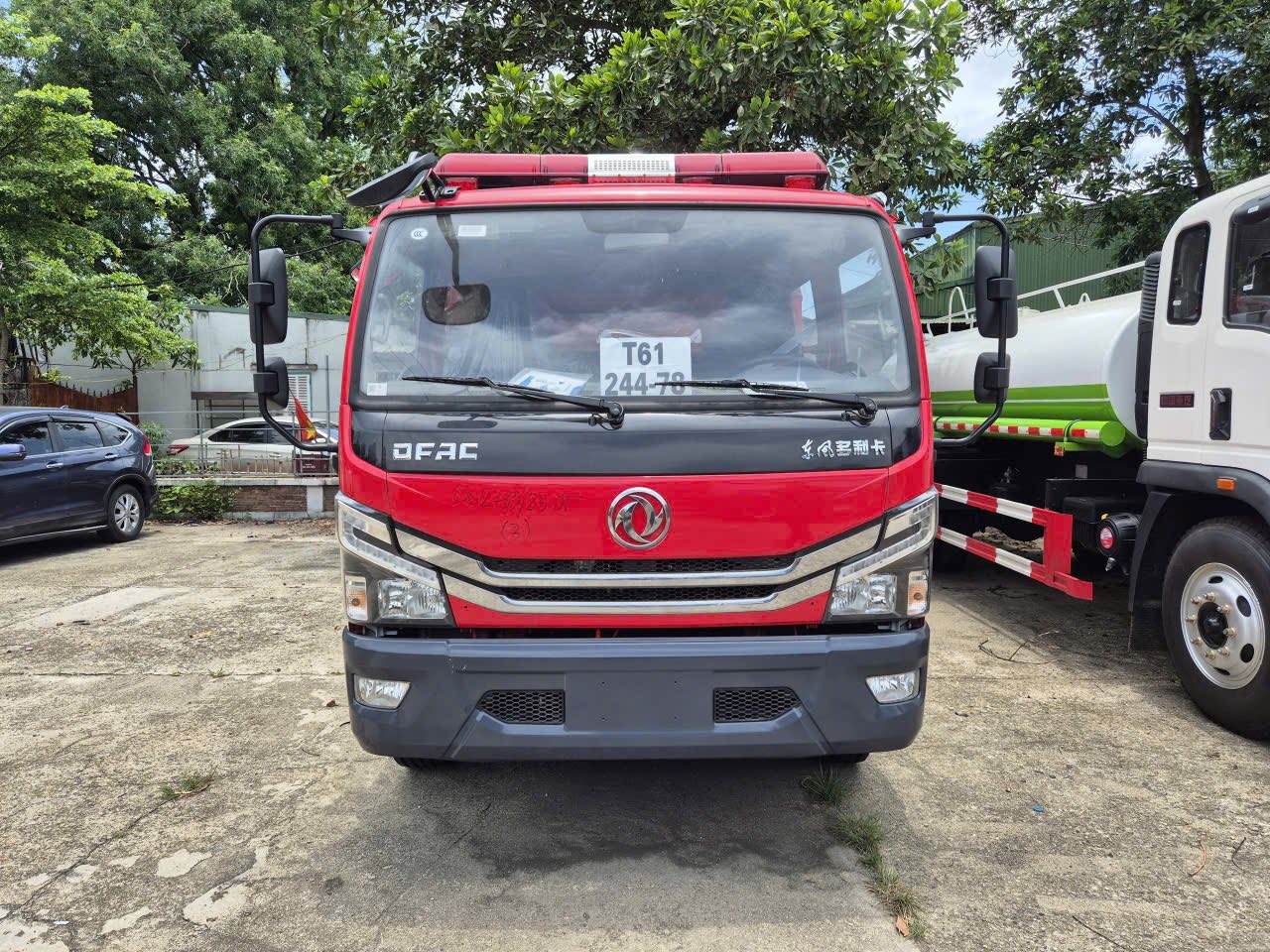 Toàn cảnh xe cứu hỏa Dongfeng 4x2 màu đỏ đặc trưng.