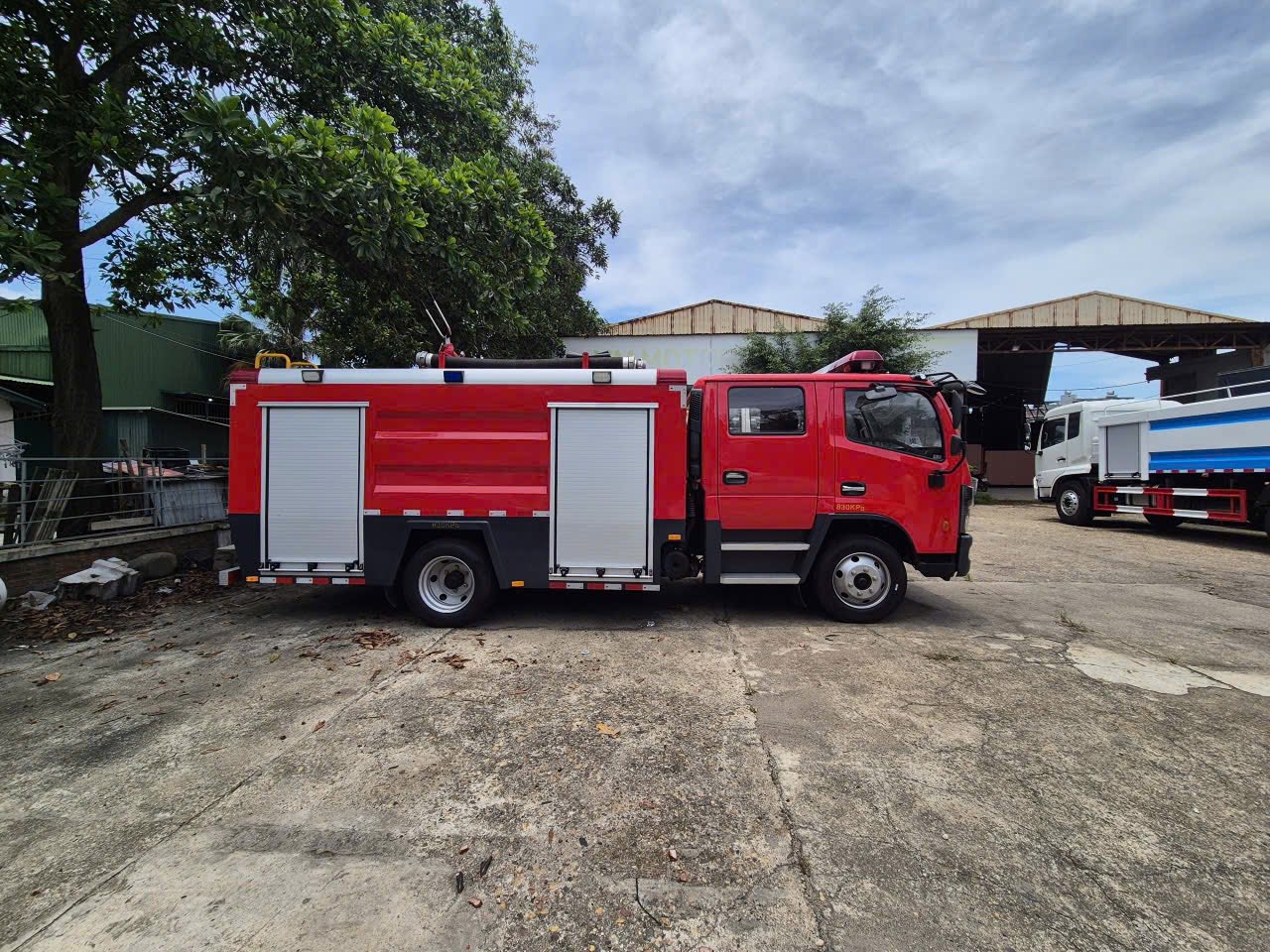 Cận cảnh hệ thống bơm và bảng điều khiển phía sau xe.